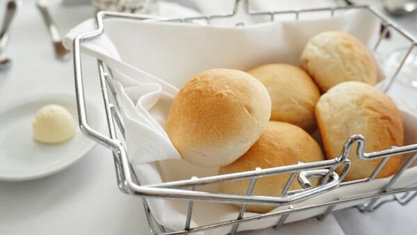 Vì sao nhiều nhà hàng thường tặng bánh mì miễn phí cho khách, biết đáp án sẽ khiến bạn ngã ngửa