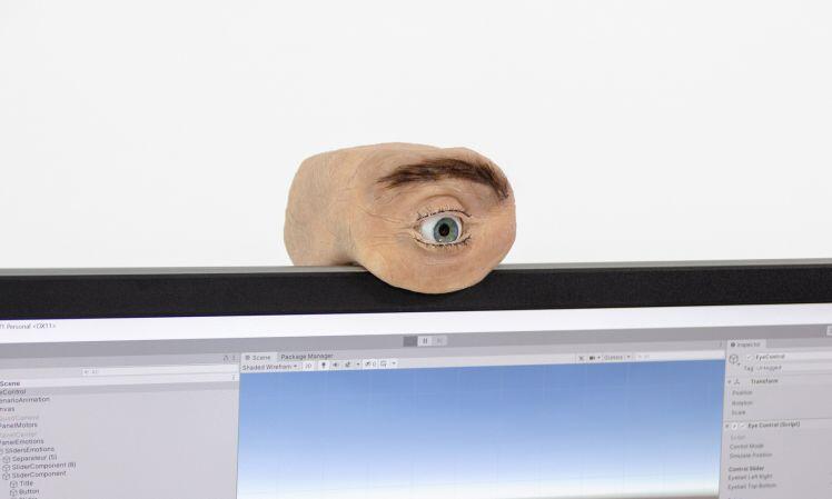 Chiếc webcam kì dị có thiết kế giống mắt người, biết chớp mắt, liếc nhìn