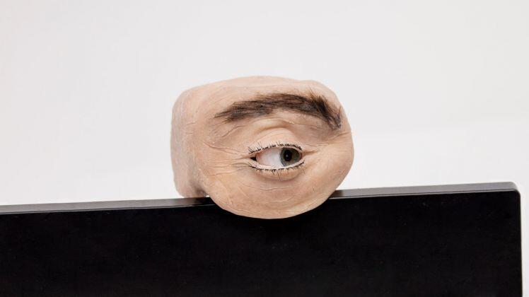 Chiếc webcam kì dị có thiết kế giống mắt người, biết chớp mắt, liếc nhìn