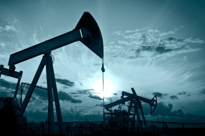 Giá dầu tăng do dự trữ của Mỹ giảm, triển vọng nhu cầu cải thiện