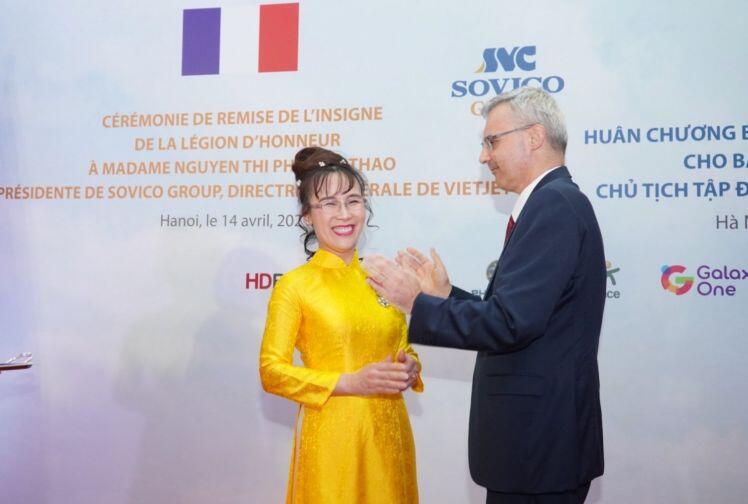 Nữ doanh nhân Nguyễn Thị Phương Thảo nhận Huân chương  Bắc đẩu bội tinh của Nhà nước Pháp trao tặng