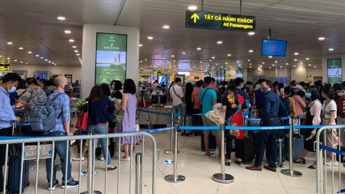 Sân bay Nội Bài 'tắc' vì hàng nghìn khách không khai báo y tế