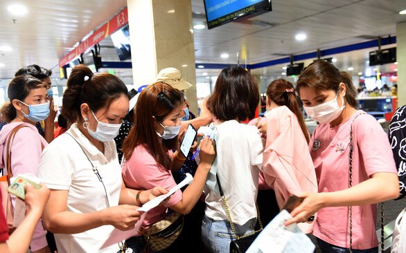 Kẹt cứng ở sân bay Tân Sơn Nhất: Tổ chức, điều hành quá kém!