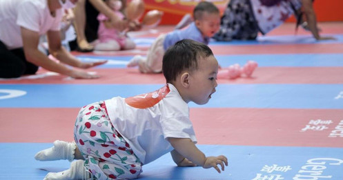 Trung Quốc "chạy đua" khuyến khích sinh con để cạnh tranh với Mỹ