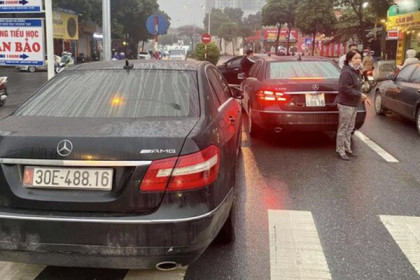 Từ vụ 2 xe Mercedes trùng BKS 'chạm mặt nhau' trên đường ở Hà Nội: Công an phá đường đây làm biển số giả