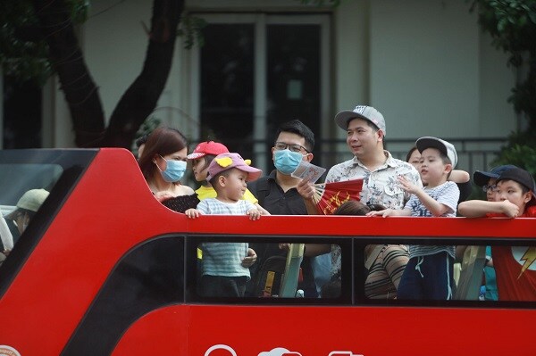 Nghỉ lễ Giỗ Tổ Hùng Vương: Hà Nội vắng vẻ, người dân đổ xô dùng phương tiện công cộng