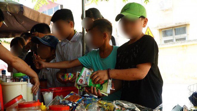 "Ẩn hoạ" thực phẩm bẩn, đồ ăn vặt không nguồn gốc bủa vây cổng trường