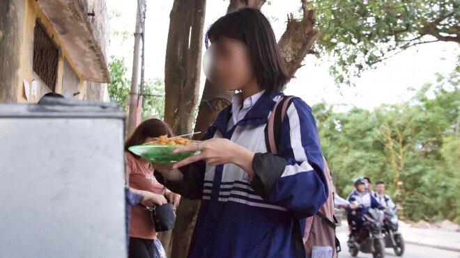 "Ẩn hoạ" thực phẩm bẩn, đồ ăn vặt không nguồn gốc bủa vây cổng trường