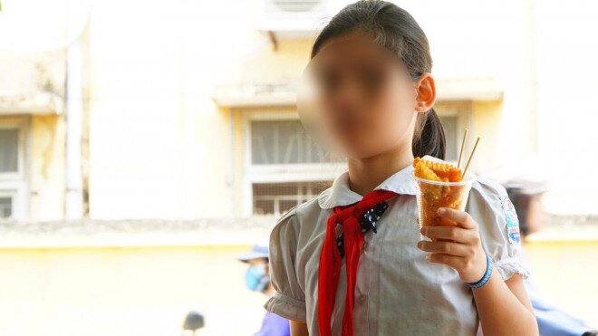 "Ẩn hoạ" thực phẩm bẩn, đồ ăn vặt không nguồn gốc bủa vây cổng trường
