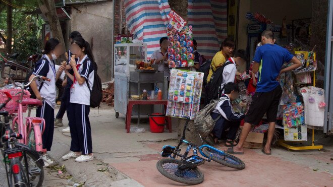 "Ẩn hoạ" thực phẩm bẩn, đồ ăn vặt không nguồn gốc bủa vây cổng trường
