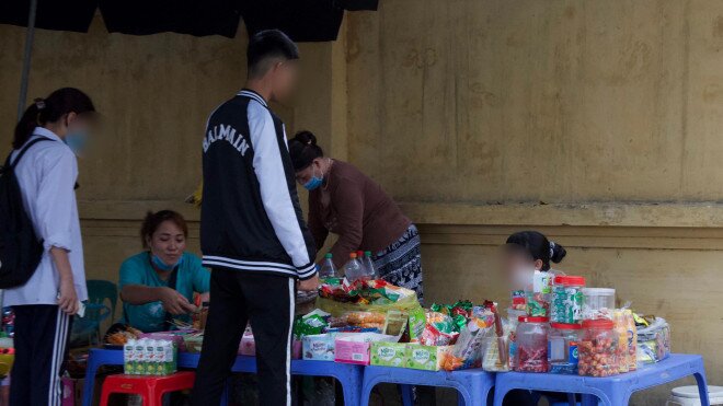 "Ẩn hoạ" thực phẩm bẩn, đồ ăn vặt không nguồn gốc bủa vây cổng trường