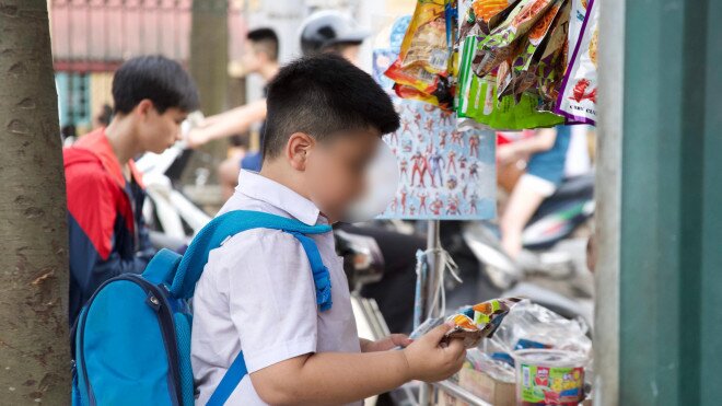 "Ẩn hoạ" thực phẩm bẩn, đồ ăn vặt không nguồn gốc bủa vây cổng trường