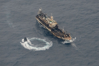 'Đại ngư thuyền' Trung Quốc đánh cá, tàn phá biển và bá quyền đại dương