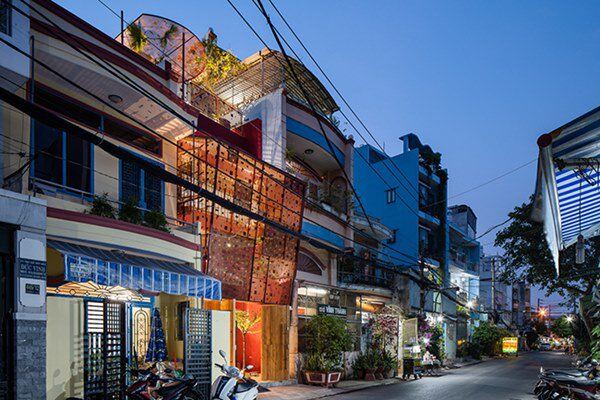 Con gái xây tặng mẹ căn nhà độc nhất phố, ai đi qua cũng phải ngước nhìn