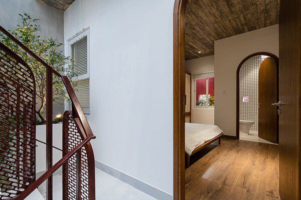 Con gái xây tặng mẹ căn nhà độc nhất phố, ai đi qua cũng phải ngước nhìn