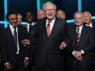 Warren Buffett ngày càng cẩn trọng về chứng khoán, giữ núi tiền mặt hơn 145 tỷ đô