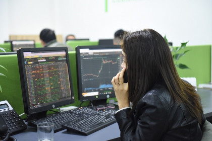 Cổ phiếu ngân hàng nhảy vọt đỡ VN-Index lên trên tham chiếu