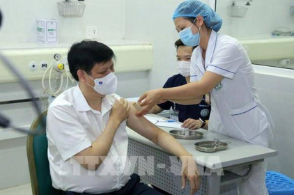 Bộ trưởng Nguyễn Thanh Long và 3 thứ trưởng Bộ Y tế tiêm vaccine phòng COVID-19