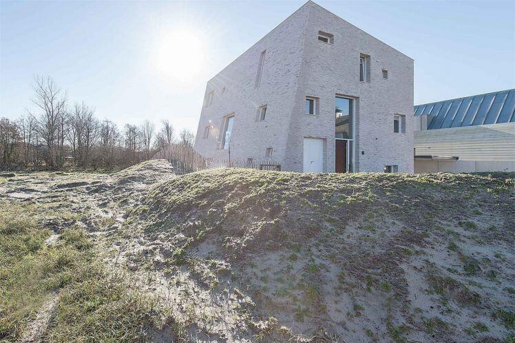 Ngôi nhà “đá” xây trên cồn cỏ độc đáo ở Hà Lan