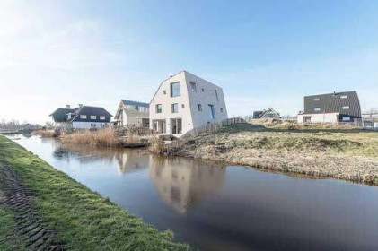 Ngôi nhà “đá” xây trên cồn cỏ độc đáo ở Hà Lan