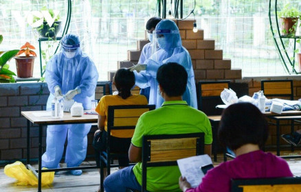 Hai người chăm bệnh nhân tại Hà Nội dương tính với SARS-CoV-2