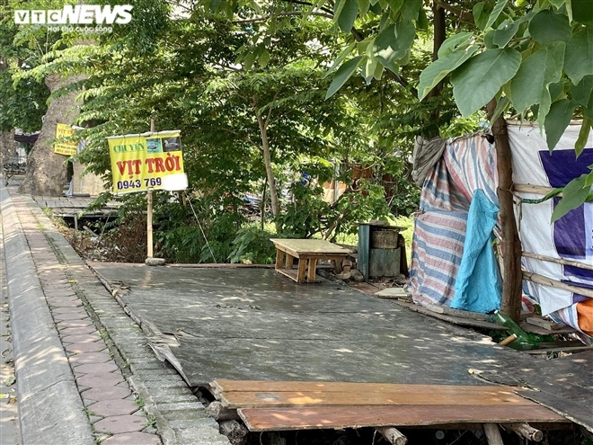 Hà Nội: Nhiều chợ cóc, chợ tạm vẫn hoạt động bất chấp lệnh cấm
