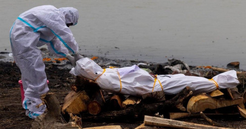 Bang của Ấn Độ khẩn cấp đối phó nạn thả người chết vì Covid-19 trôi sông