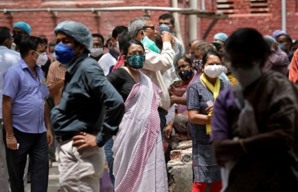 Giữa 'bão' COVID-19, nhà virus học hàng đầu Ấn Độ bất ngờ từ chức