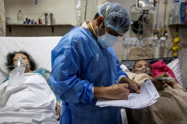 4.500 ca tử vong mỗi ngày, bác sĩ Ấn Độ giằng xé chọn người sống - chết