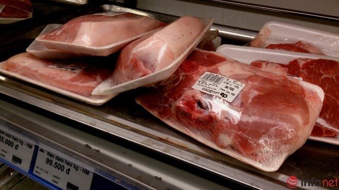 Giá thức ăn tăng, lợn hơi giảm, giá thịt vẫn neo cao