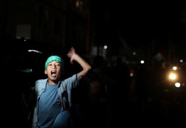 Người dân Dải Gaza đứng giữa đống đổ nát ăn mừng thỏa thuận ngừng bắn