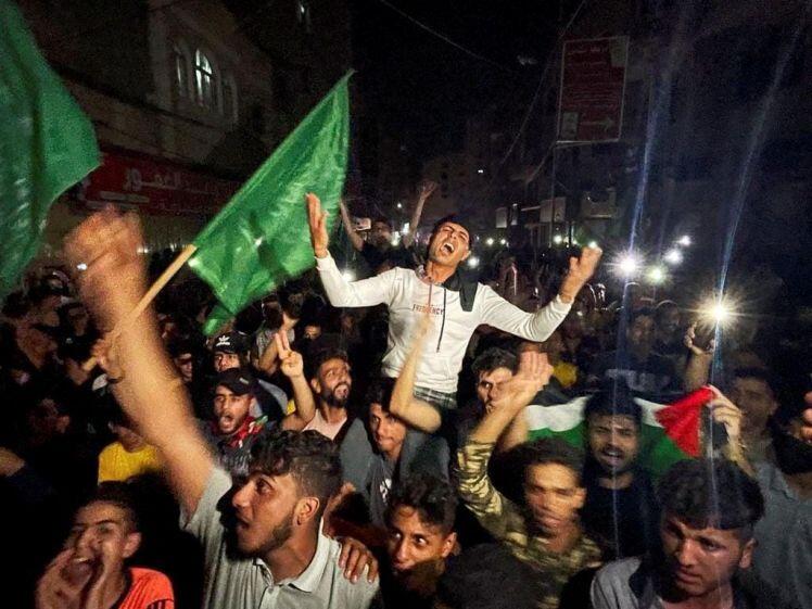 Người dân Dải Gaza đứng giữa đống đổ nát ăn mừng thỏa thuận ngừng bắn