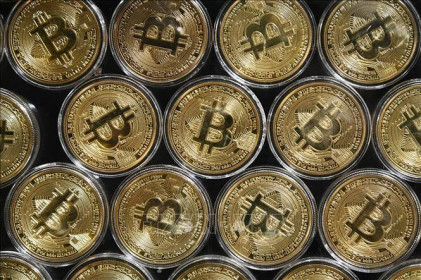 Bitcoin mất gần 50% giá trị so với mức đỉnh
