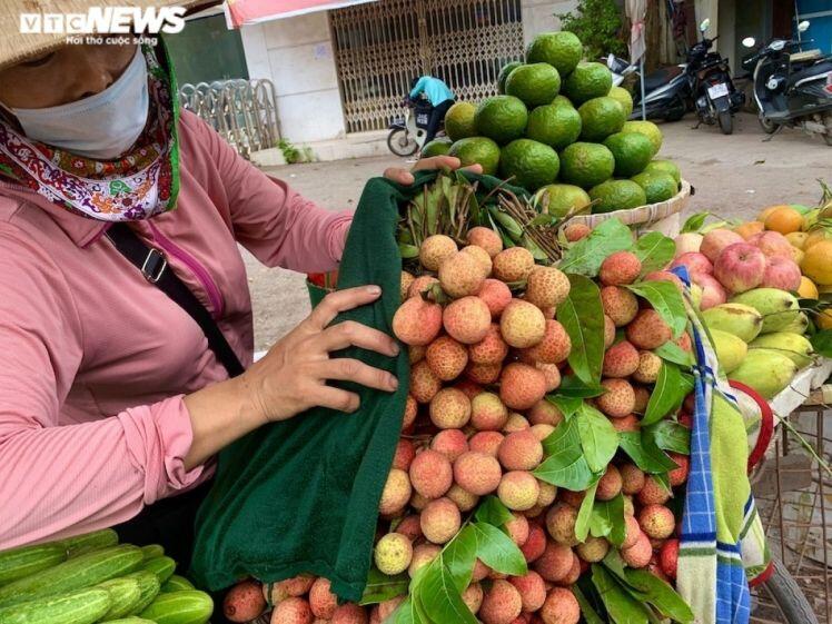 Vải đầu mùa bán tràn Hà Nội: Hút khách từ "chợ mạng", ven đường đến siêu thị