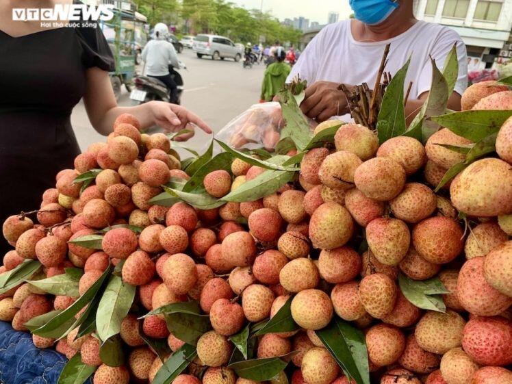 Vải đầu mùa bán tràn Hà Nội: Hút khách từ "chợ mạng", ven đường đến siêu thị