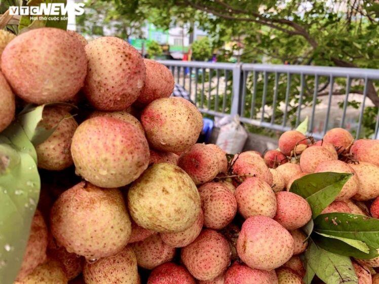 Vải đầu mùa bán tràn Hà Nội: Hút khách từ "chợ mạng", ven đường đến siêu thị