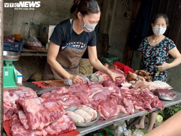 Giá lợn hơi thấp nhất 1 năm, người dân vẫn phải mua thịt lợn giá đắt