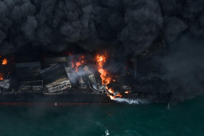 Tàu hàng Singapore cháy suốt 11 ngày trên biển