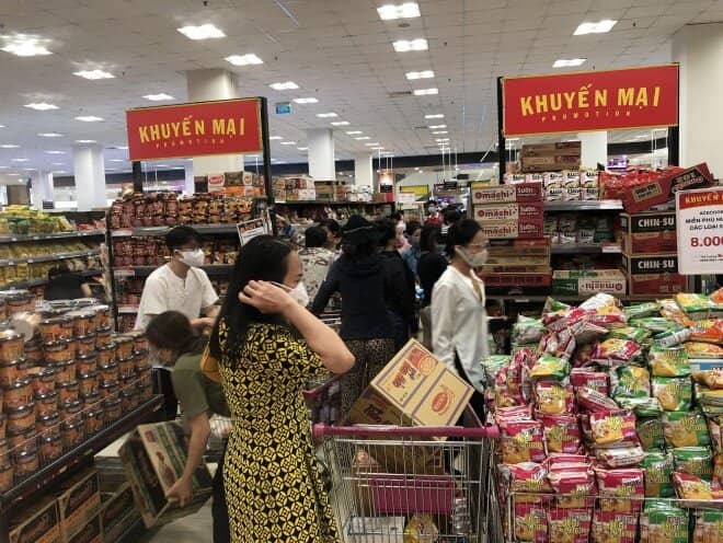 Đơn hàng online ở các siêu thị tăng đột biến, shipper chạy không kịp thở