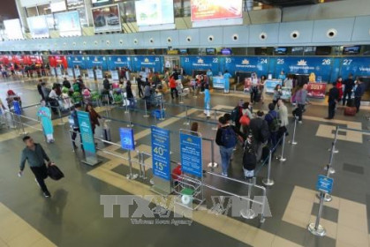 Tiếp tục thực hiện chuyến bay chở người nhập cảnh tại hai sân bay Tân Sơn Nhất và Nội Bài