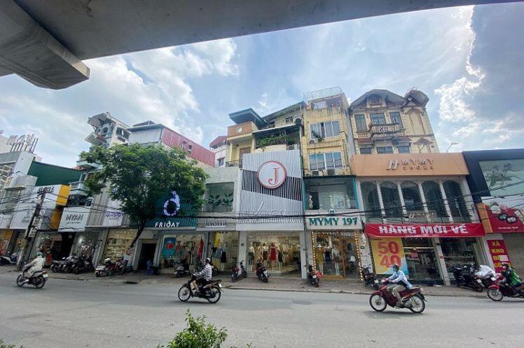 Giảm giá kịch sàn, các cửa hàng quần áo tại Hà Nội vẫn không bóng người