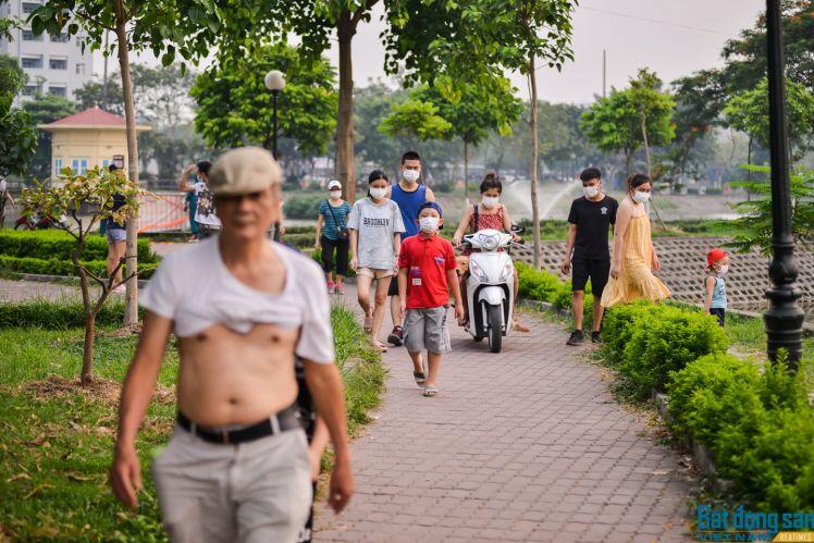 Bất chấp lệnh cấm, người dân Hà Nội vẫn vô tư tập thể dục tại công viên, hồ điều hòa