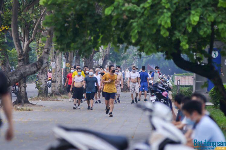 Bất chấp lệnh cấm, người dân Hà Nội vẫn vô tư tập thể dục tại công viên, hồ điều hòa