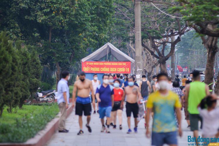 Bất chấp lệnh cấm, người dân Hà Nội vẫn vô tư tập thể dục tại công viên, hồ điều hòa