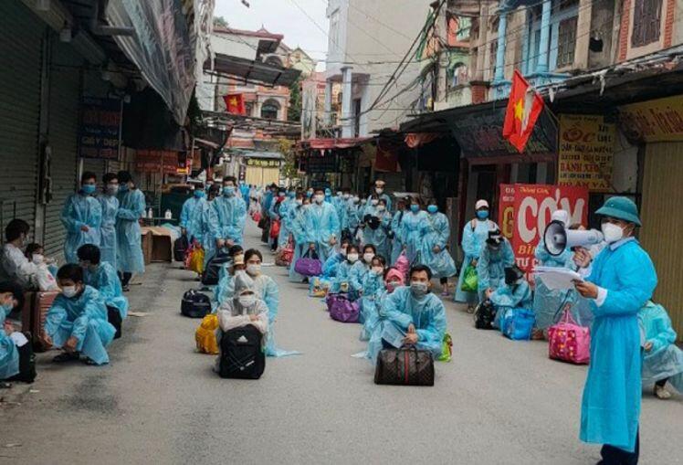 Bắc Giang di chuyển tiếp 2.000 công nhân ra khỏi ổ dịch thôn Núi Hiểu