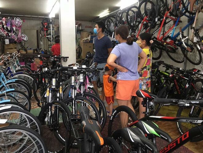 Cửa hàng bán xe đạp "cháy hàng", quá tải vì dân đổ xô đi mua giữa mùa dịch