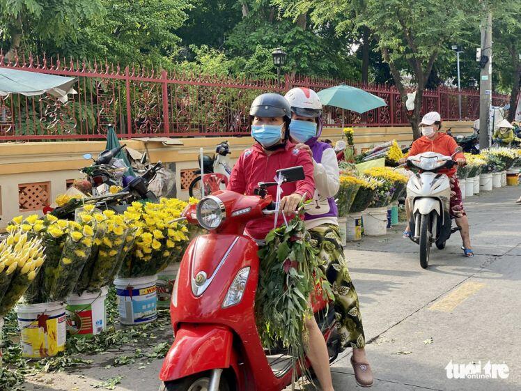 Giá hoa tăng gấp đôi trong ngày Tết Đoan Ngọ ở Sài Gòn