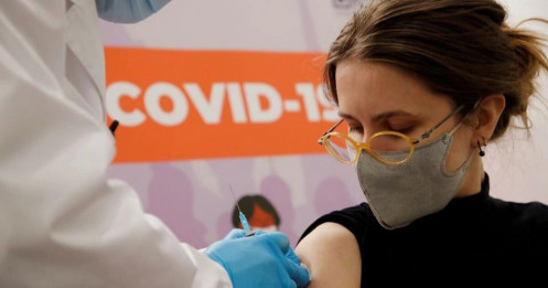 Ca Covid-19 tăng vọt, Nga treo thưởng ô tô "hút" dân đi tiêm chủng