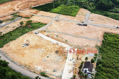 Hiến đất để… bán đất