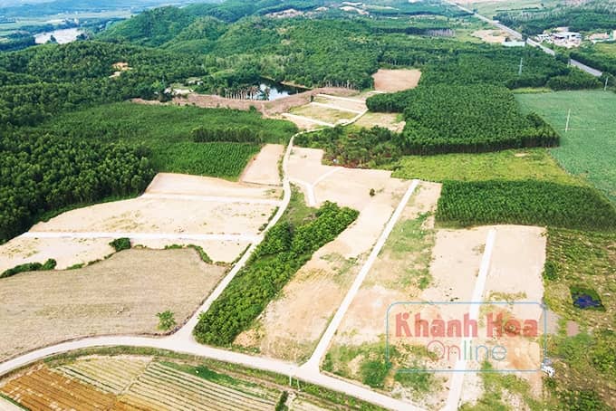 Hiến đất để… bán đất